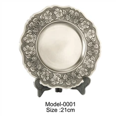 Apzeltīts metāla suvenīru šķīvis ar koka statīviem